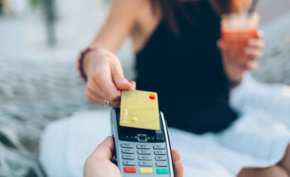 Ragazza paga il suo drink con la nostra carta di credito